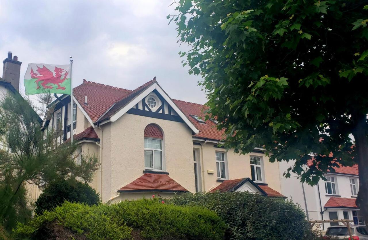 Cleave Court Guest house *